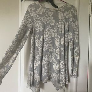 Super cute flowy sweaty blouse. Hits at thigh